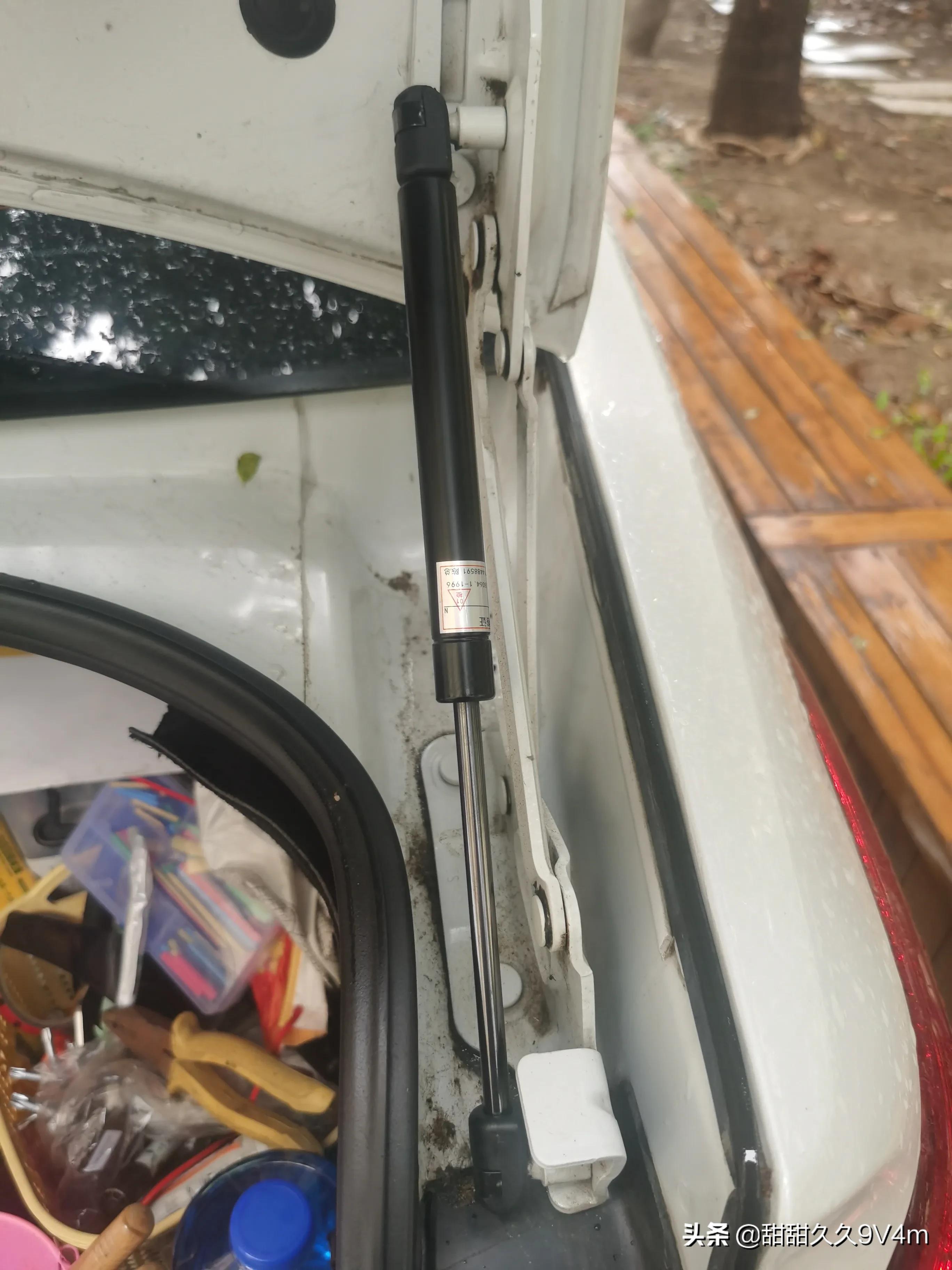 雪铁龙世嘉更换后备箱液压杆教程,雪铁龙世嘉2013三厢后备箱液压杆