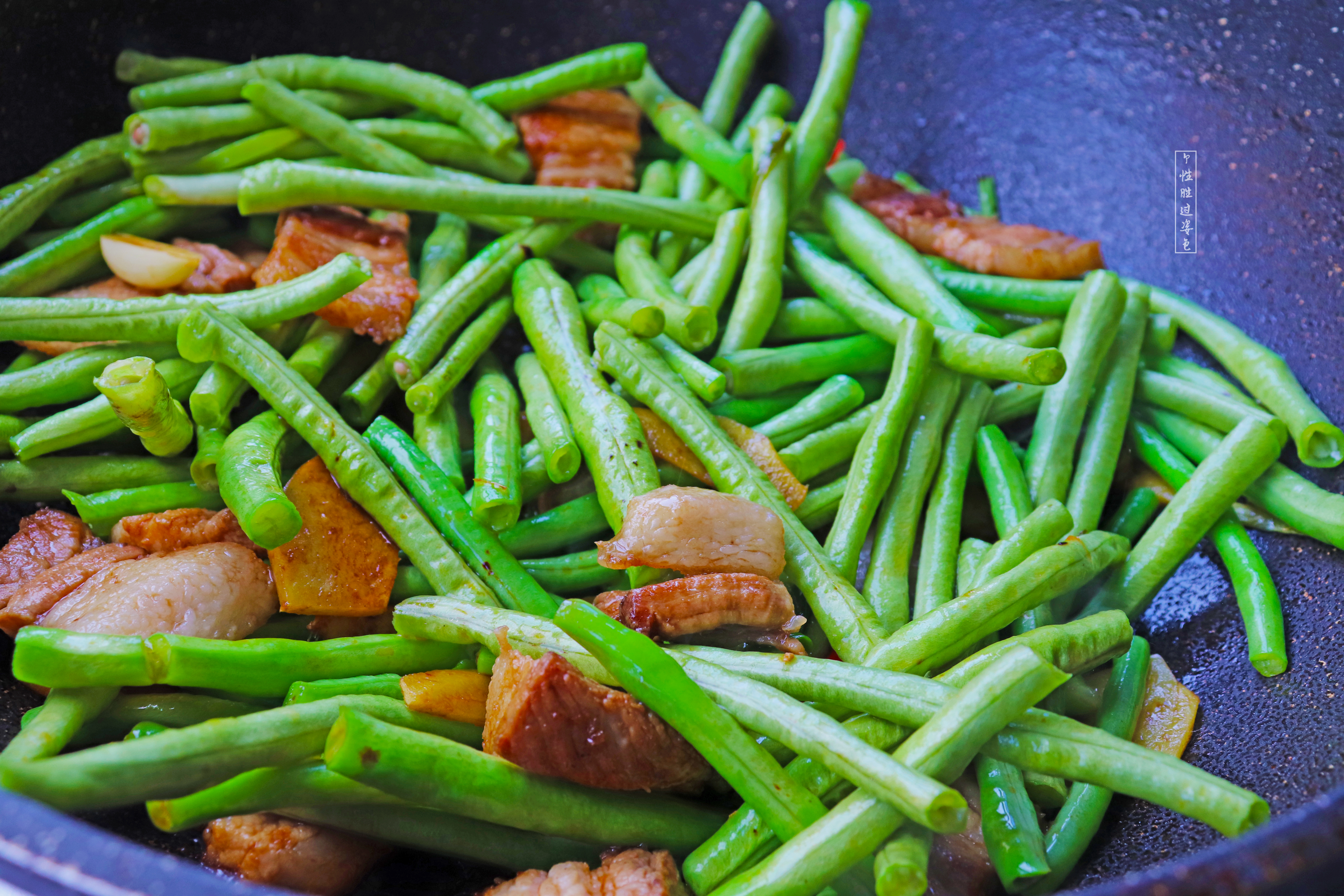 焖面家常做法面条不粘锅,北方人做焖面怎么才能使面条完整