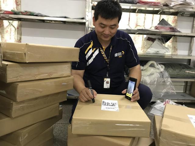 50岁快递员月薪8000,快递员年薪十万有可能吗