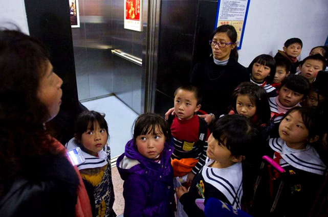 被困在电梯里面要如何正确的自救,在电梯里面遇到电梯问题怎么自救