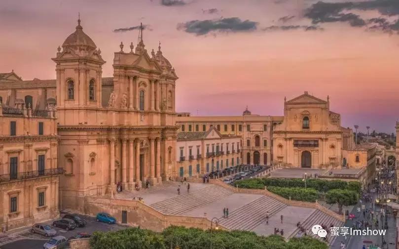 从法律系学生到宇宙时尚博主,Chiara做了些什么?