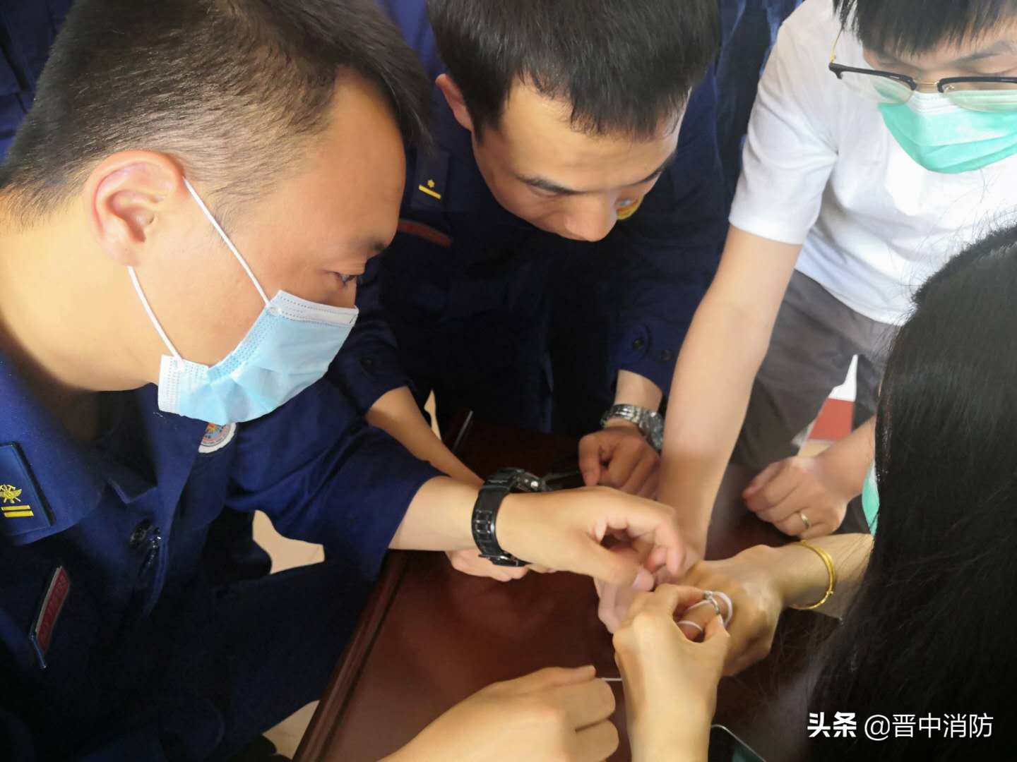 戒指卡手指消防员解救,消防员戒指卡手怎么解决