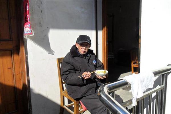 9旬老人跳河救人,九旬老人凌晨落水