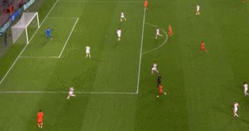 22岁荷兰天才9号：拜仁眼中的莱万接班人，去巴黎会是梅西好搭档