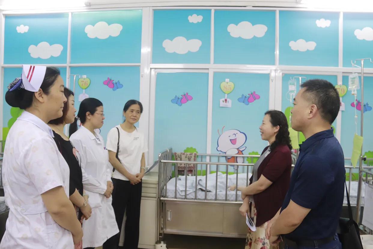 警察与警宝六一儿童节,六一儿童节警察和儿童