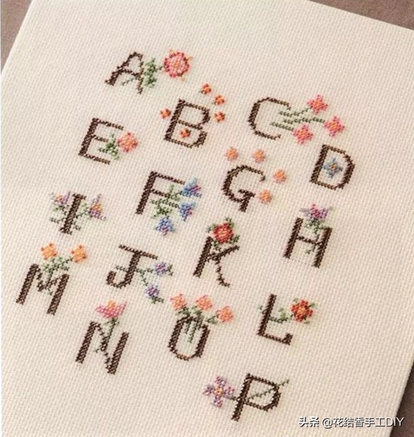 一张十字绣成品怎么弄成三幅,刺绣一张布需要几种绣法