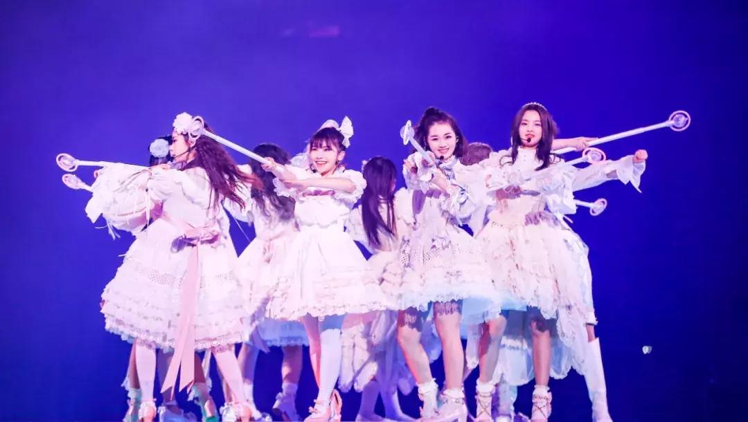 火箭少女炸裂舞台,火箭少女出道夜首秀