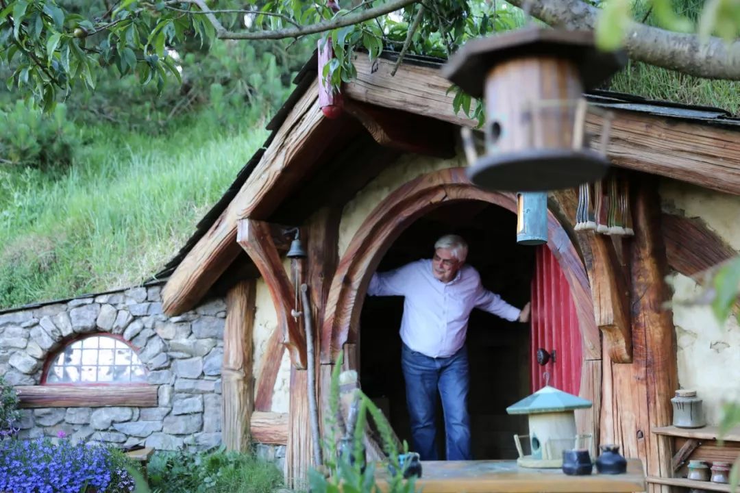 我带女朋友去新西兰,看几百万串会发光的“鼻涕”,她昏了过去