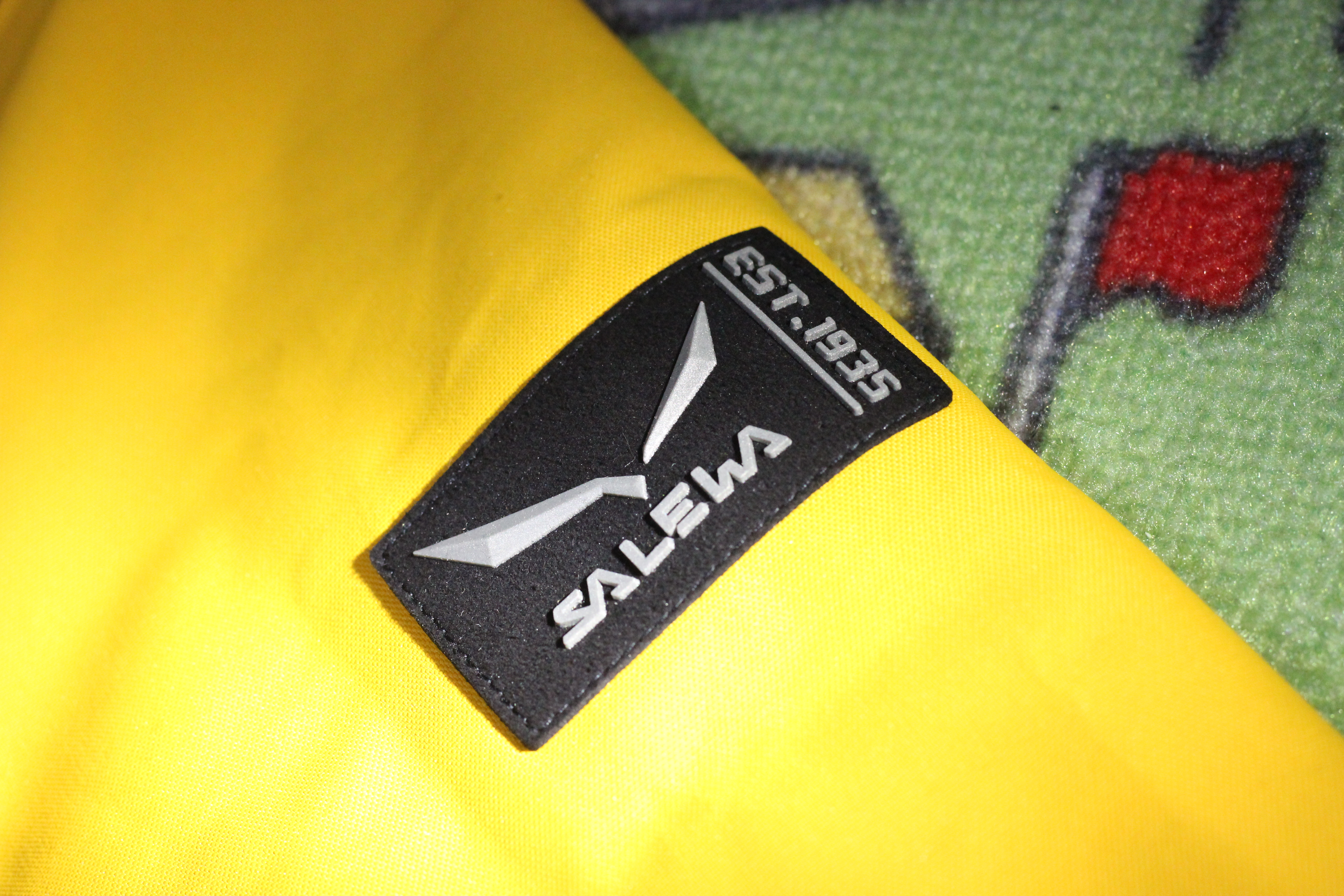 沙乐华明星同款冲锋衣,沙乐华和哥伦比亚冲锋衣哪个好