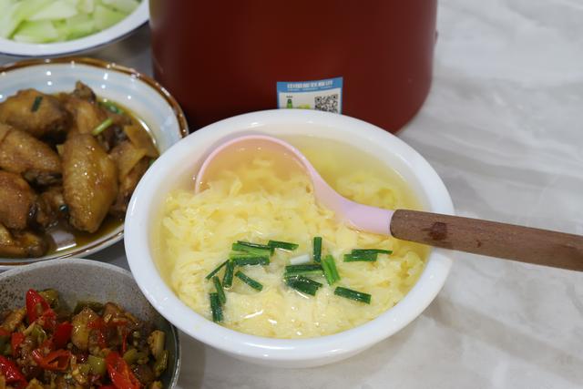 丰盛的午餐色香味俱全周末美食,天气热周日在家陪孩子吃美食