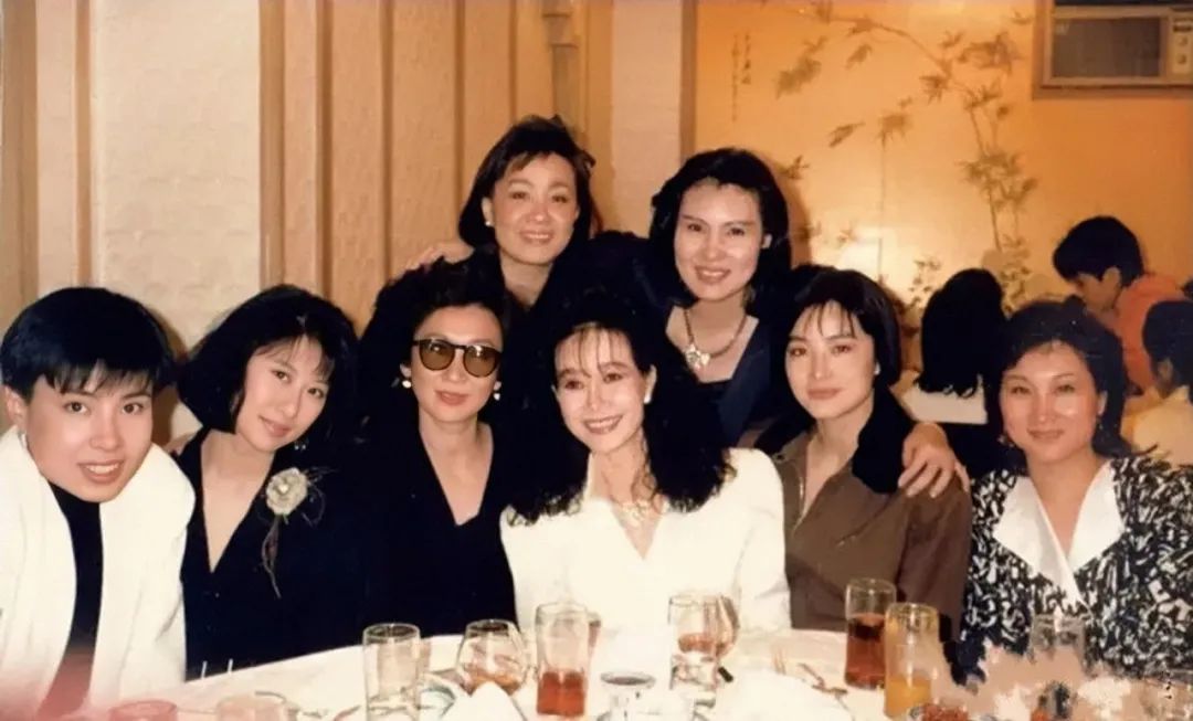 穿三百万皮草的香江富贵花,前半生让人羡慕,后半生却惨遭唾骂?