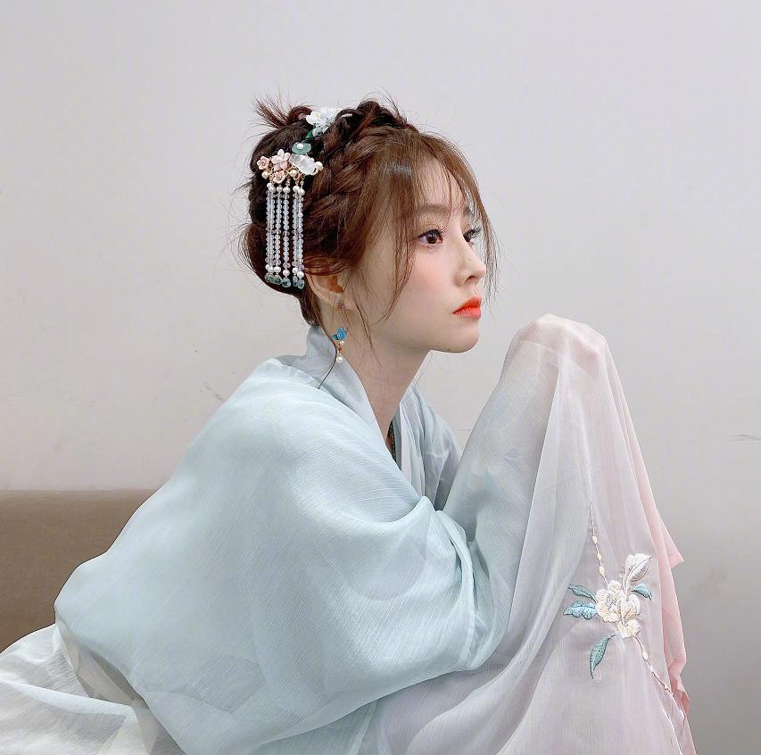 冯提莫公布新歌舞蹈,冯提莫佛系少女手势舞抖音