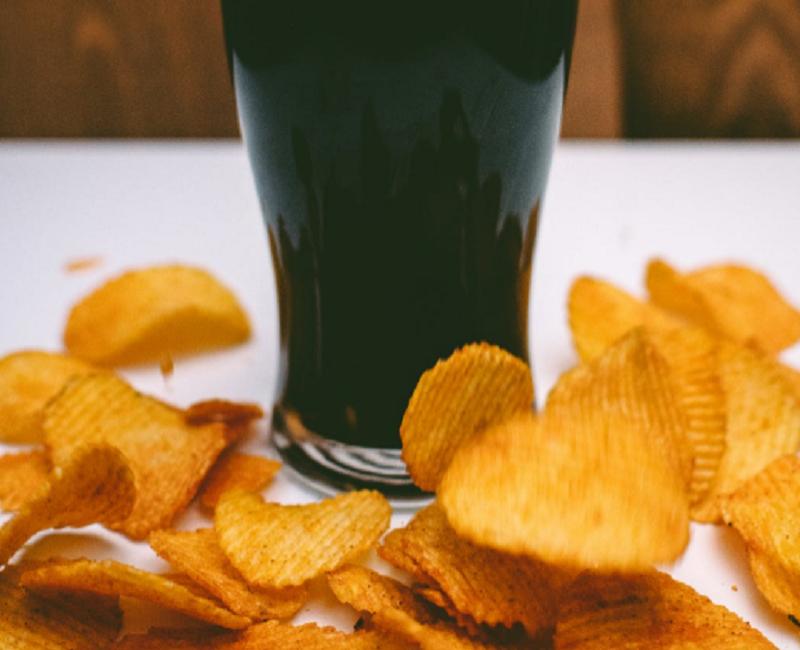 活了70年才知道薯片的正确吃法,你们最爱吃的薯片是怎么做成的