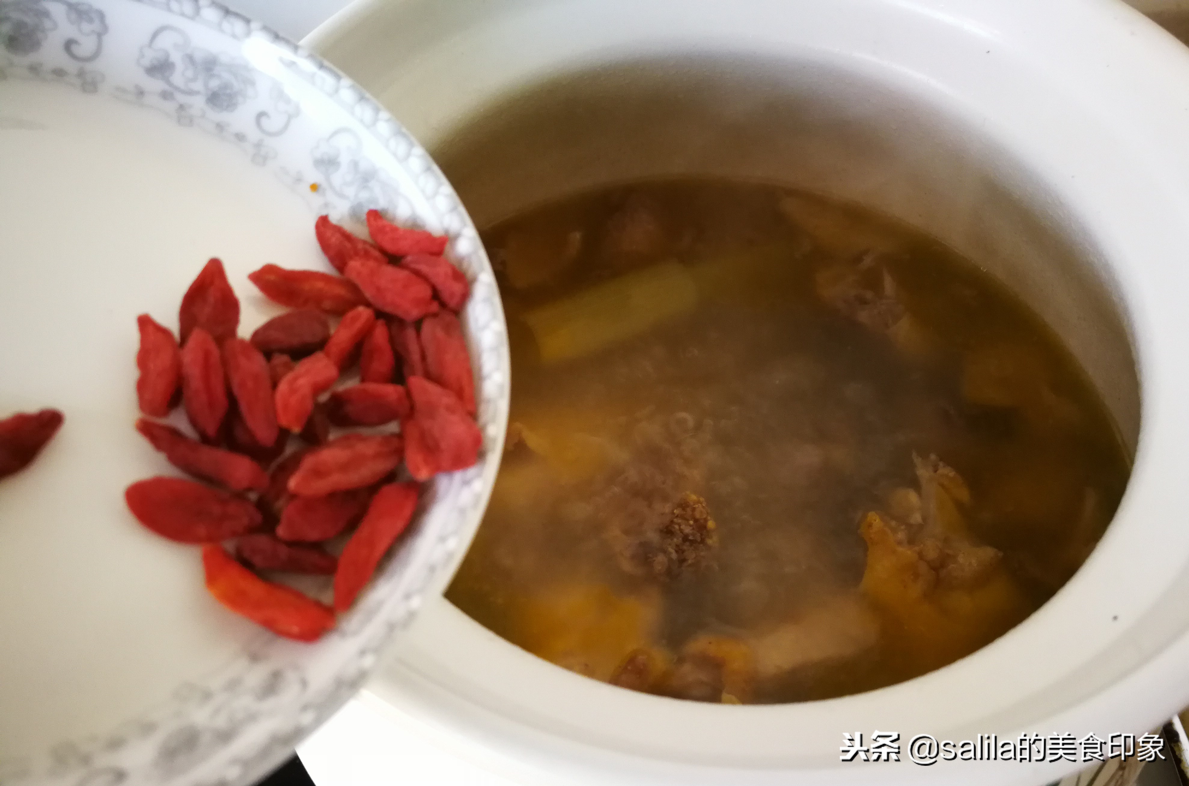 为什么做鸡汤不能有鸡皮,如何让鸡汤味美汤鲜