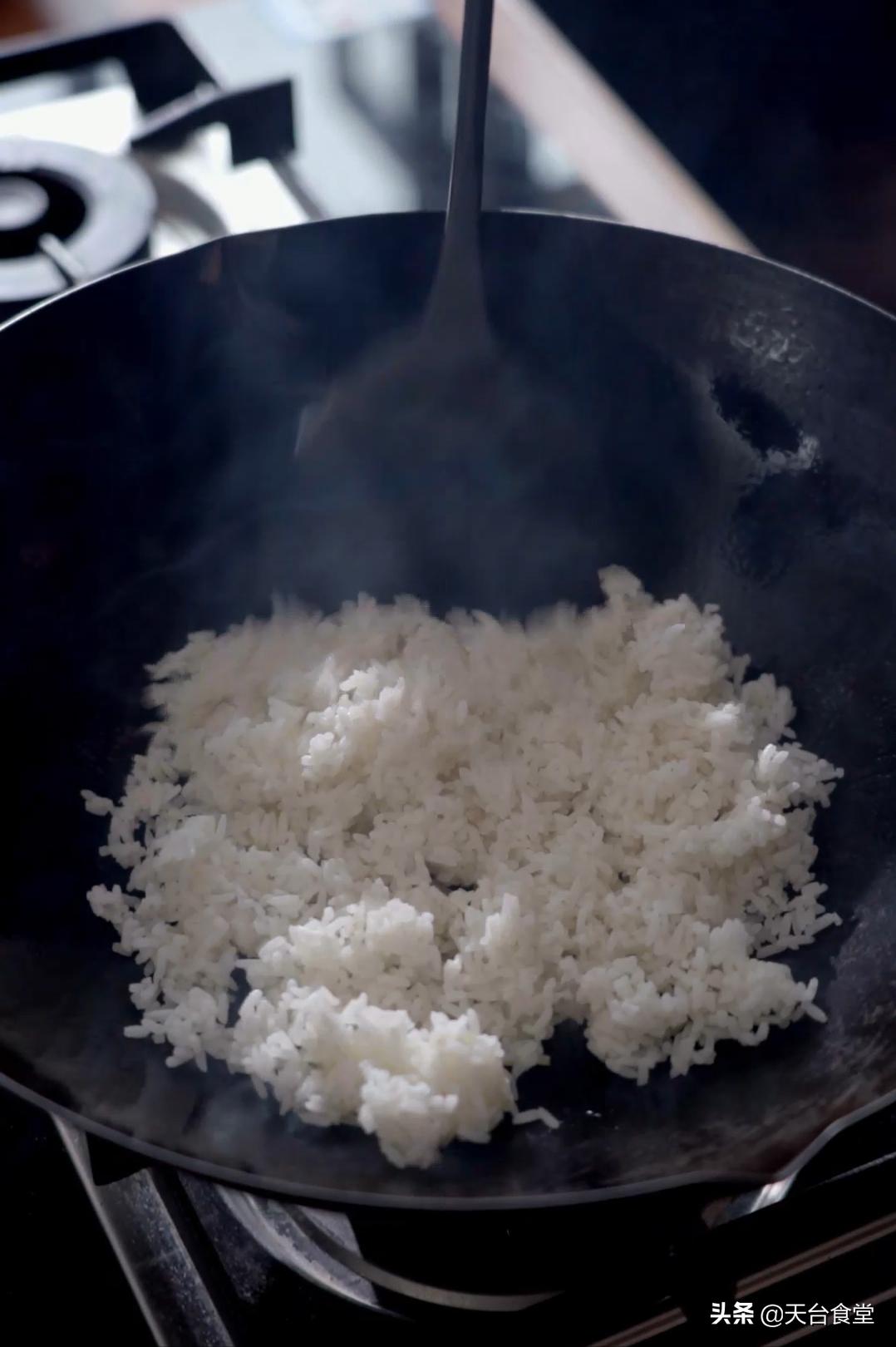 一个简单的蛋炒饭也能色香味俱全,一碗蛋炒饭加大片肉