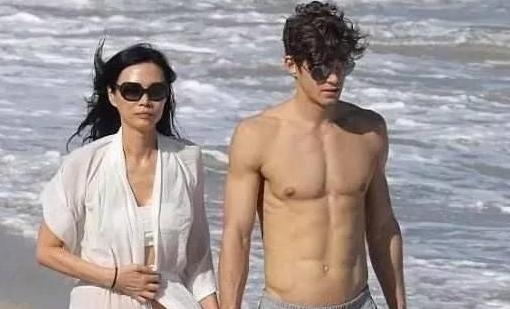 从“父女恋”到“母子恋”，这个52岁女人把自己活成了美国萧亚轩