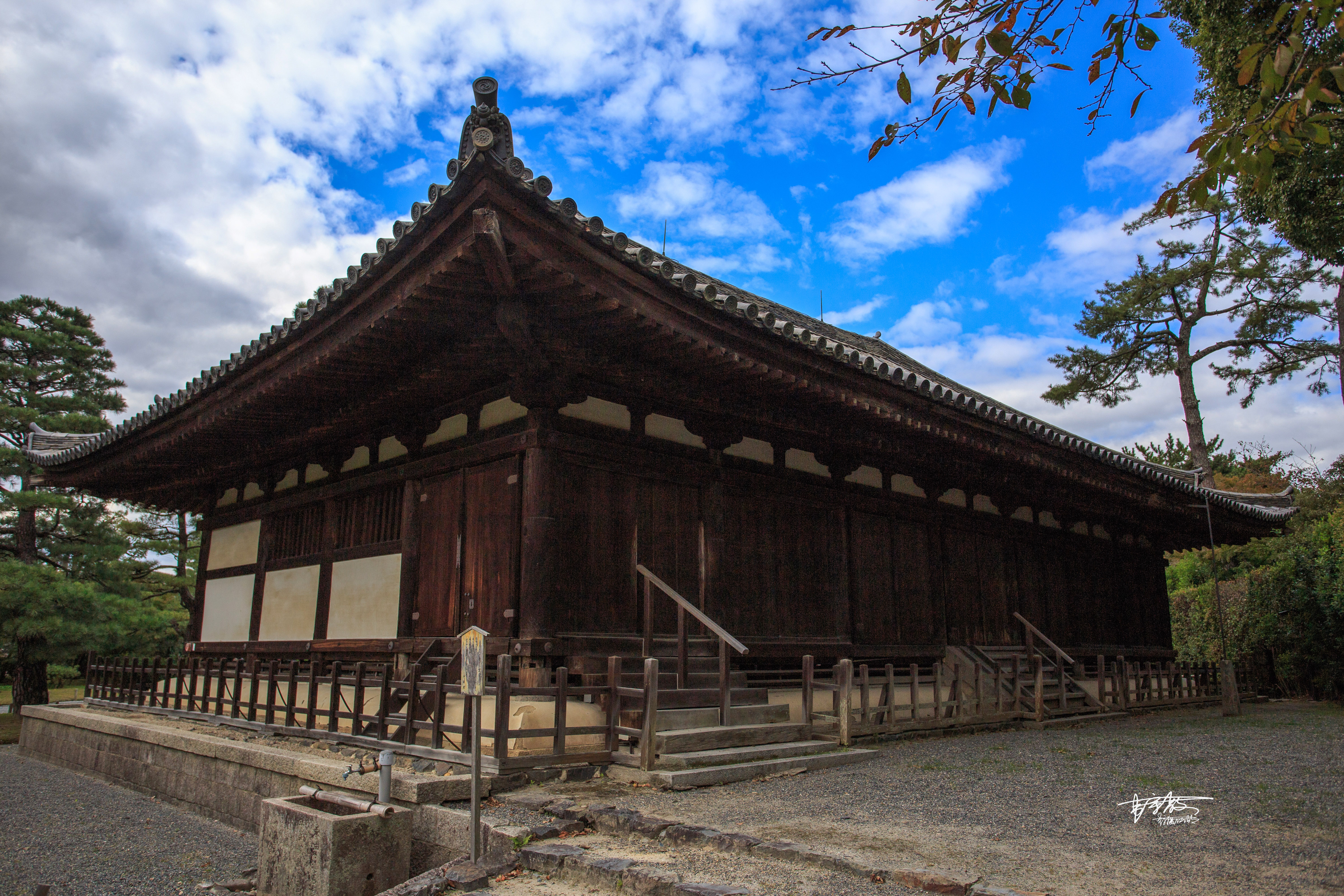 《万叶集》里的荒芜旧宫，千寻与无脸男走过的桥