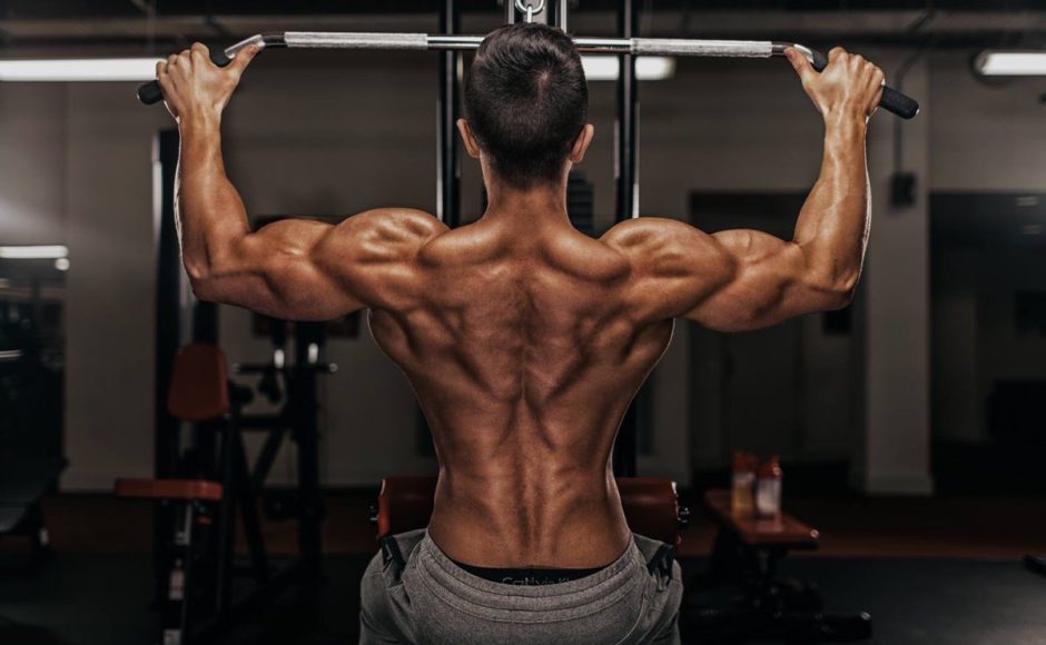 想要练宽背部？高位下拉的动作分析，握法握距到动作细节