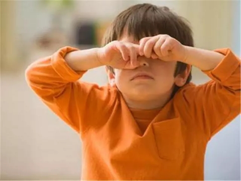 小孩石灰进眼睛,小孩把石灰弄到眼睛里了怎么办