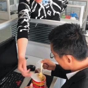 被小学生堵厕所搞笑视频,被一群小学生堵厕所怎么办