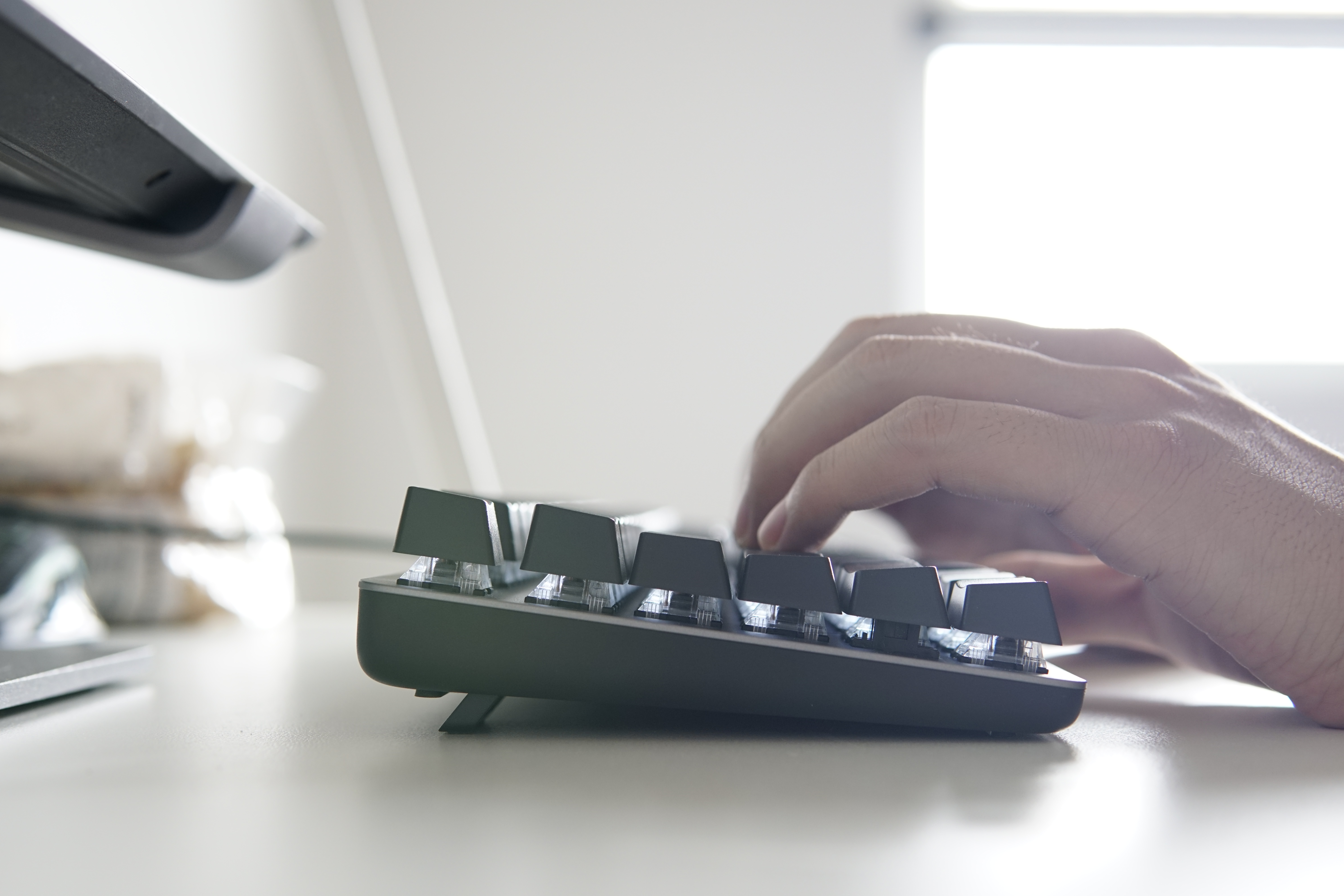 罗技k845玩游戏买ttc还是cherry,罗技k845背光机械键盘开箱体验