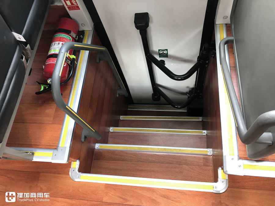 黄金时代已过，长途大巴还高端吗？实拍中通3轴大巴带您好好看看