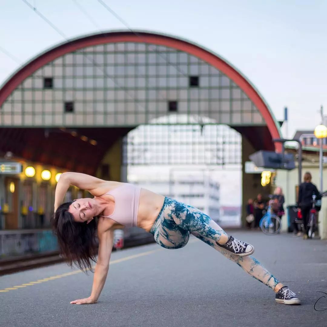 懒人练腰部的瑜伽,燃烧腰部脂肪的瑜伽体式