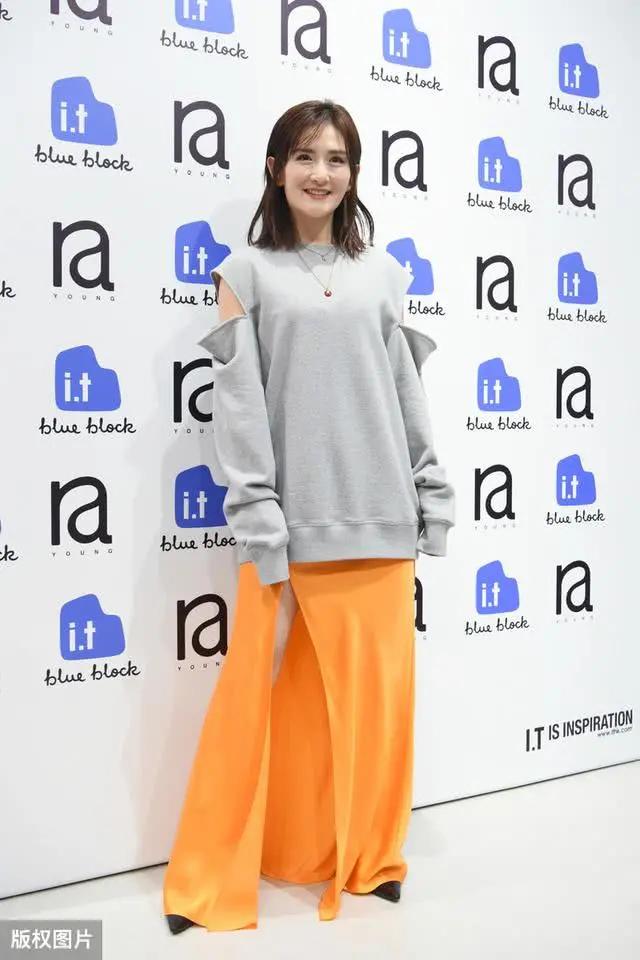 谢娜高级感宫廷裙,谢娜穿宽松连衣裙