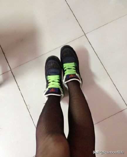 我穿搭学抖音钟爱黑丝配AJ这个社交娱乐至上的时代有何不可?