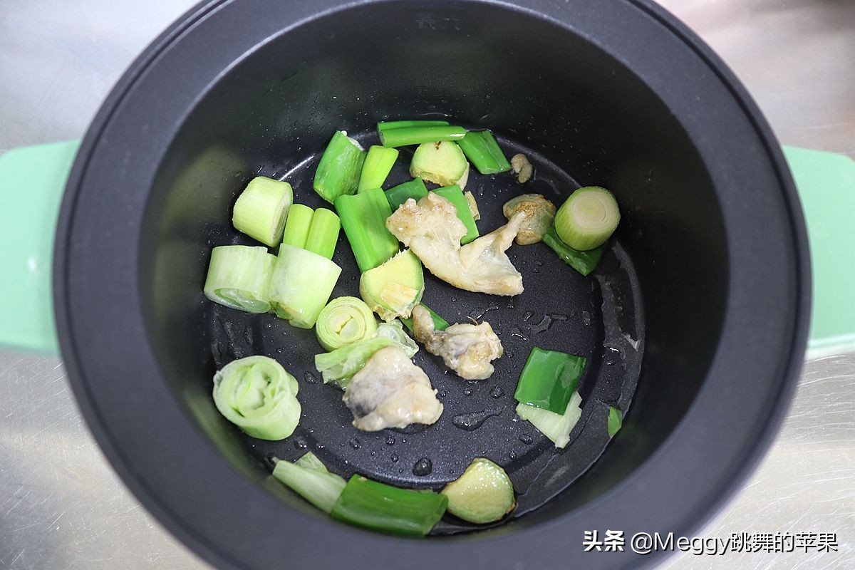 我用半只鸡做了黄焖鸡,3人晚餐硬菜就它了,吃到盆光碗净真满足