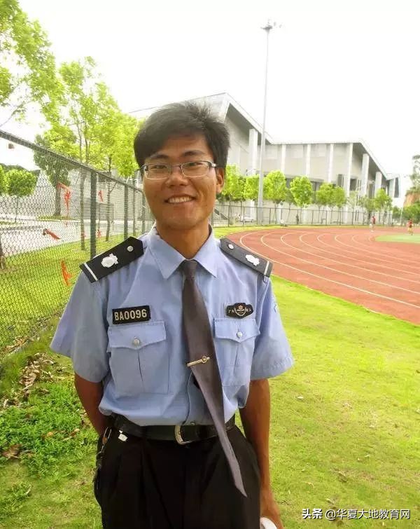 「自考分享」挑灯夜读参加自考,东莞城院励志保安领到大学毕业证