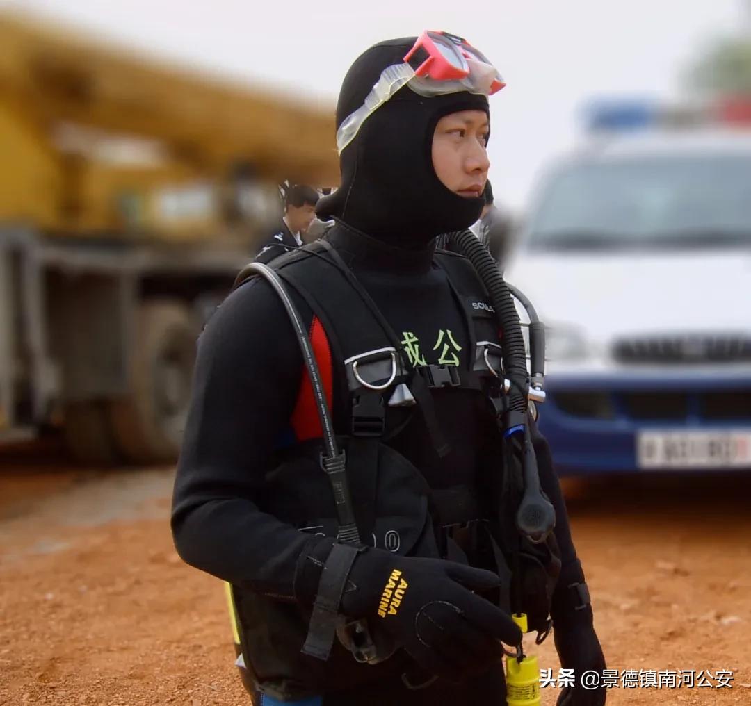 海边警察找到尸体,在水下找到人的尸体