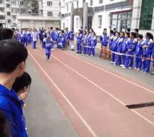 搞笑GIF开心一刻：姑娘你晚上睡觉，你要小心你家这只猫