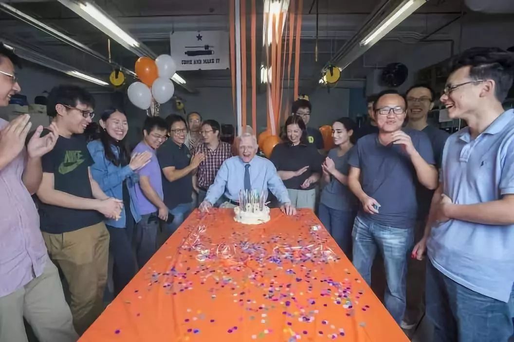 54岁失业，97岁获诺贝尔奖，保持终身学习的人到底有多牛逼