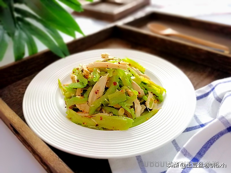烫一烫，拌一拌，超级简单，苦瓜这么做连吃几次都吃不够