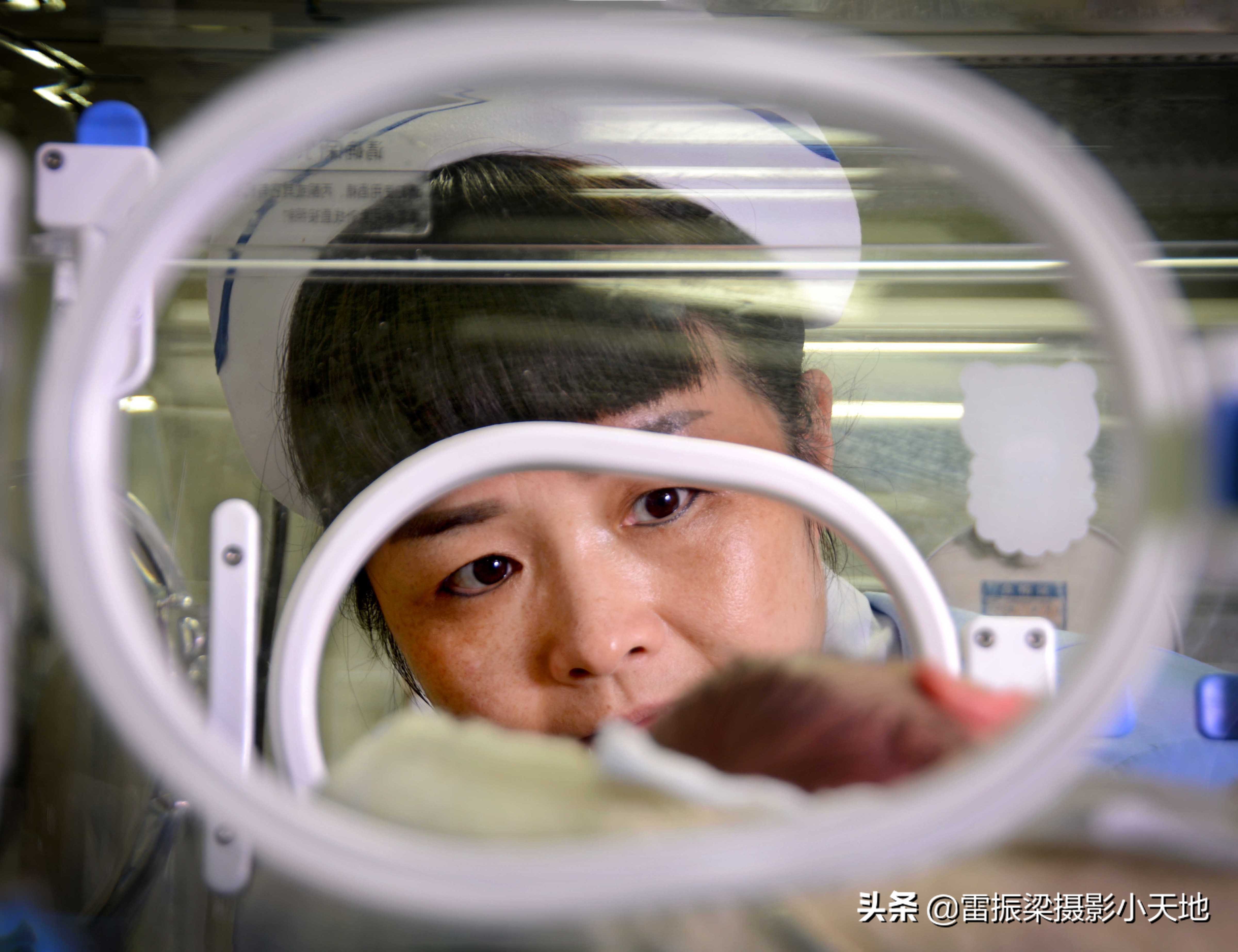 新生儿的温馨港湾：新生婴儿的摇篮摇啊摇，新生婴儿的妈咪乐啊乐