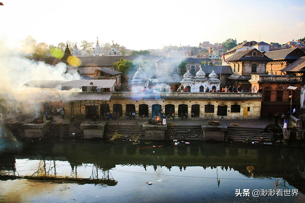 尼泊尔恒河上的烧尸庙,夜游尼泊尔烧尸庙