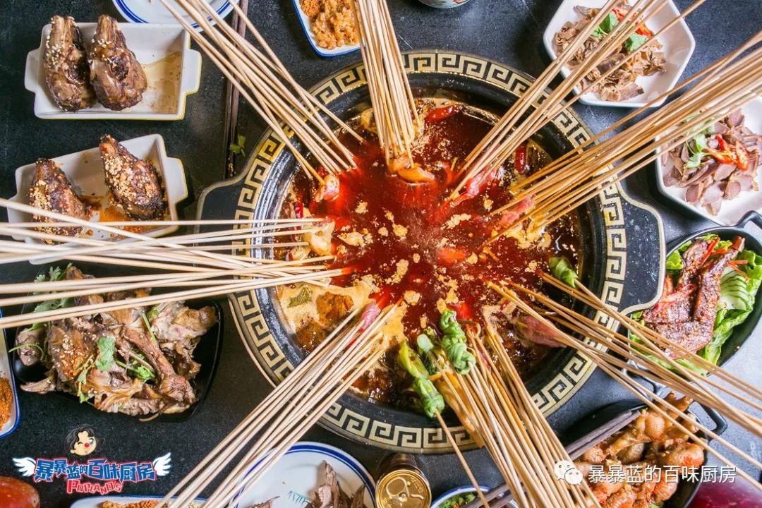 当成都老板爱上沈阳老雪，他开的串串香店锅底都有1瓶大绿棒