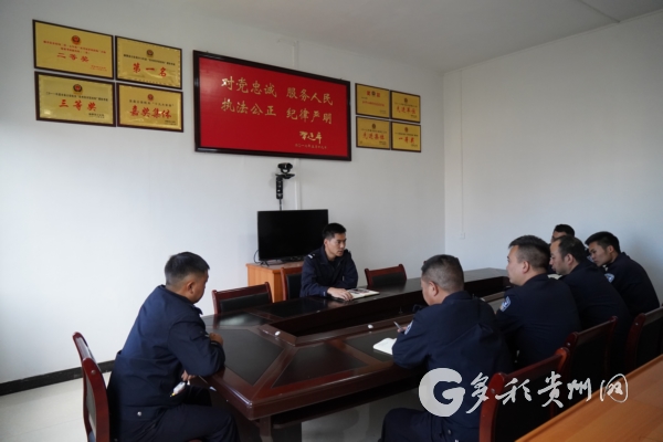 “高冷”缉毒硬汉化身群众的“亲民书记”