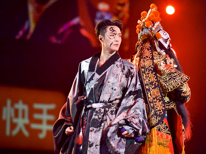 张艺兴匡威联名款穿搭,张艺兴穿黑匡威