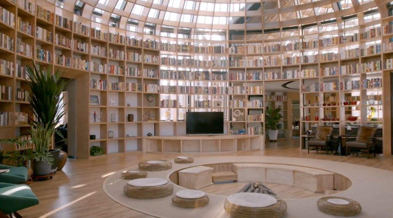 九旬老妇被掌掴并点火，吴彦祖悬赏十万追凶，高素质男神养成记