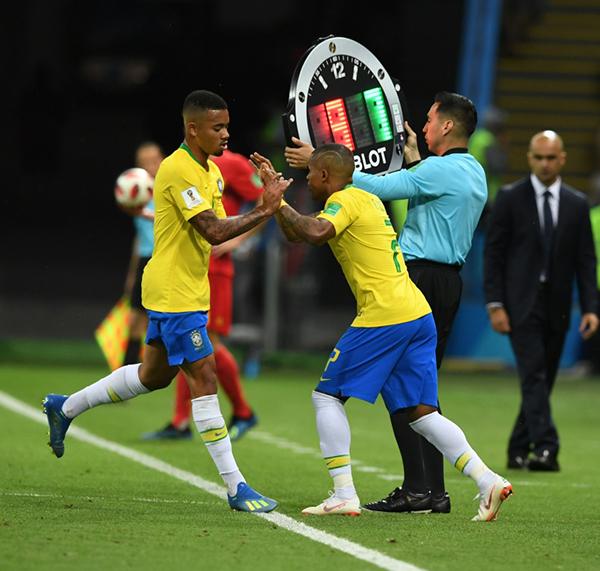 巴西后卫绝技,巴西足球十大过人技巧