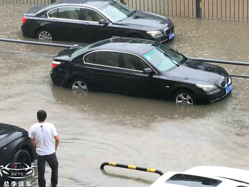 路面积水后果,路面有淤泥导致出事故找谁