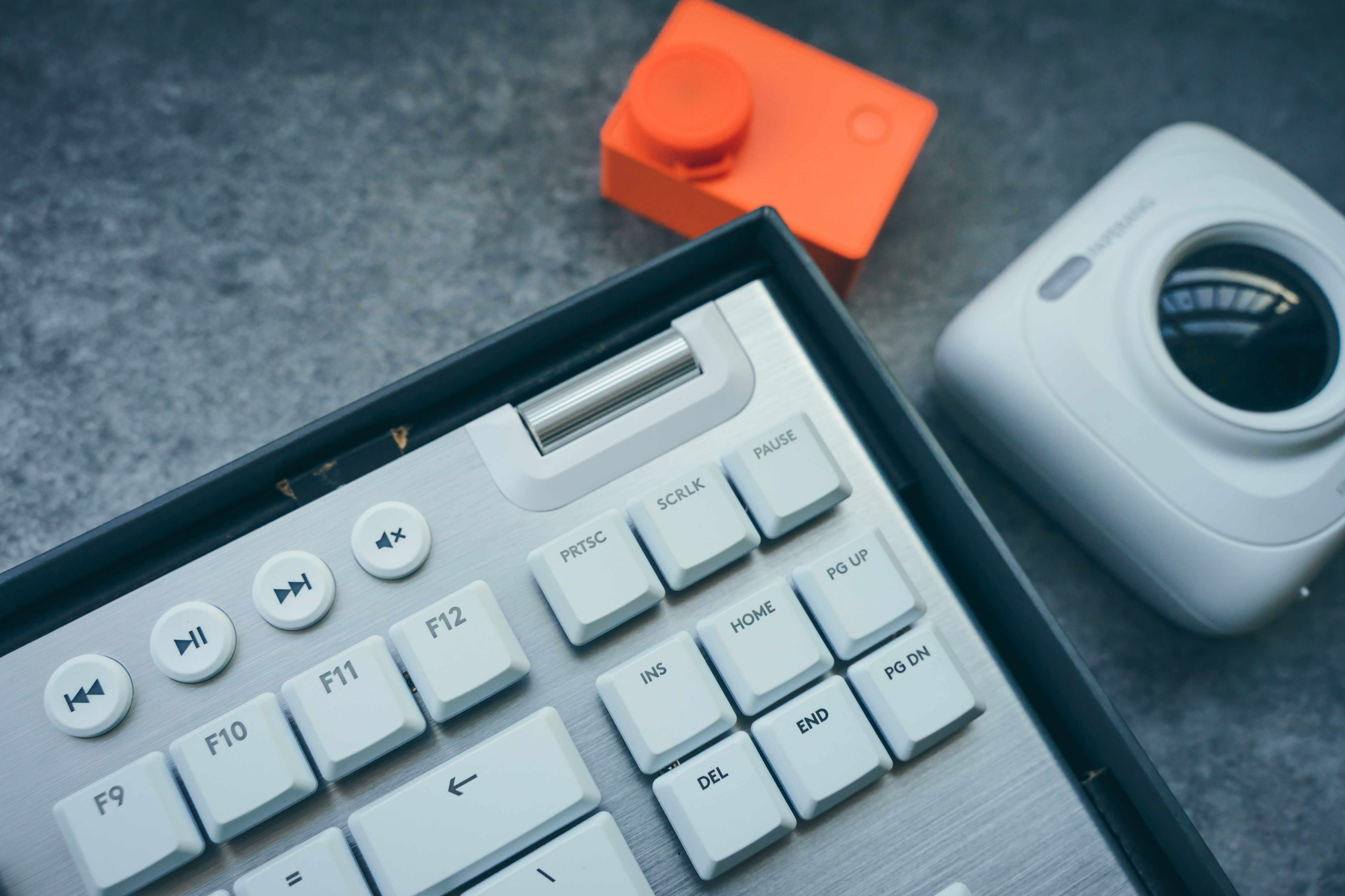 罗技g913tkl键盘值不值得买2023,罗技g913tkl与海盗船k70promini