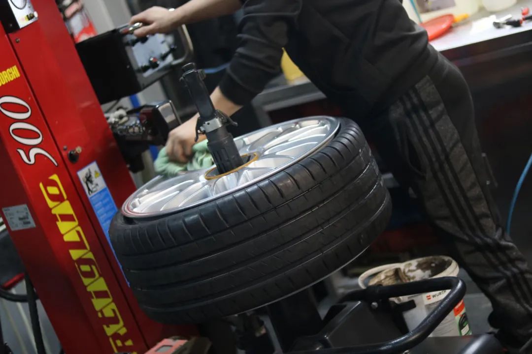 怪兽改造跑车视频,宝马f20120改装