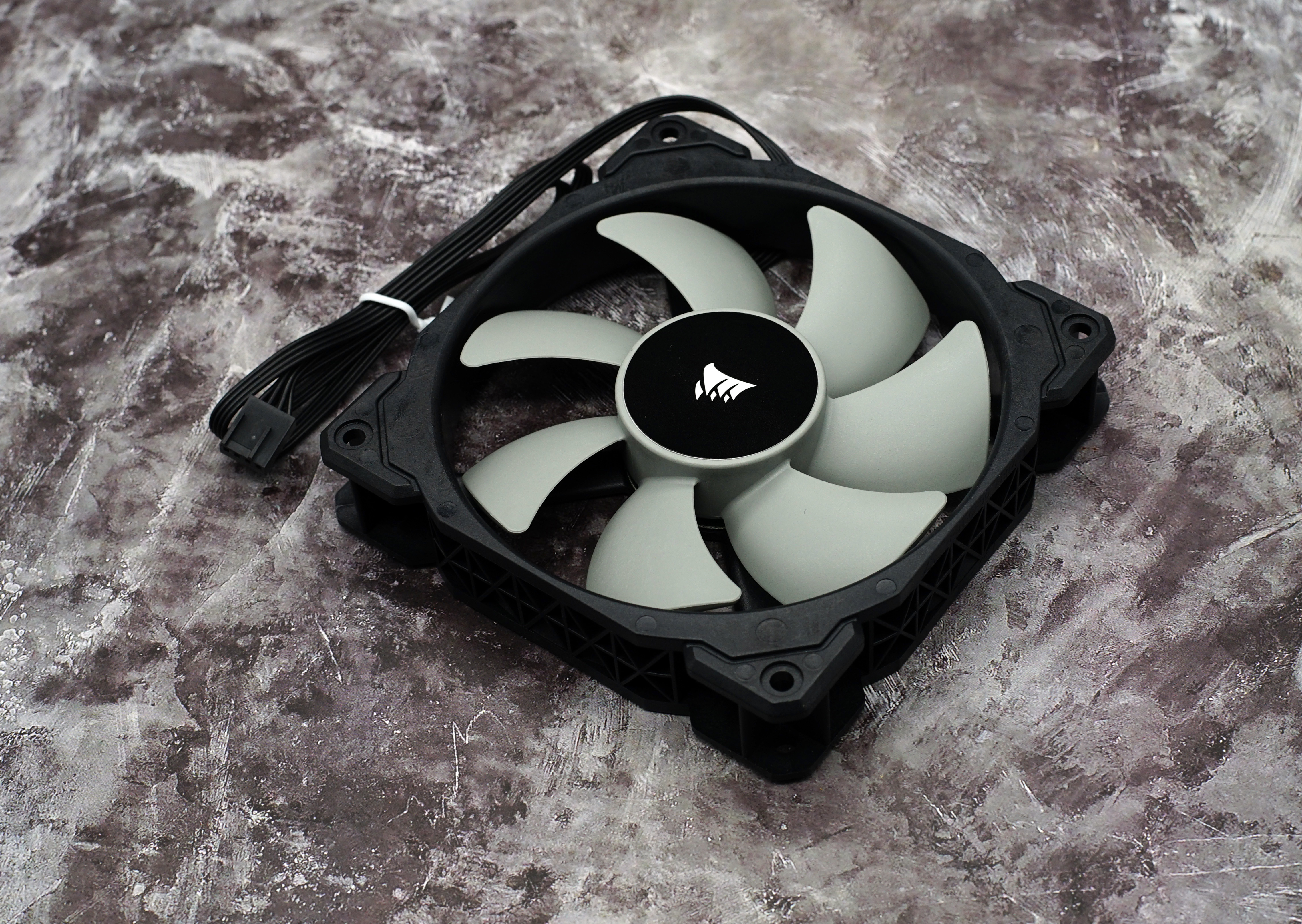 5800x3d240水冷,5800x3d240水冷能压得住吗