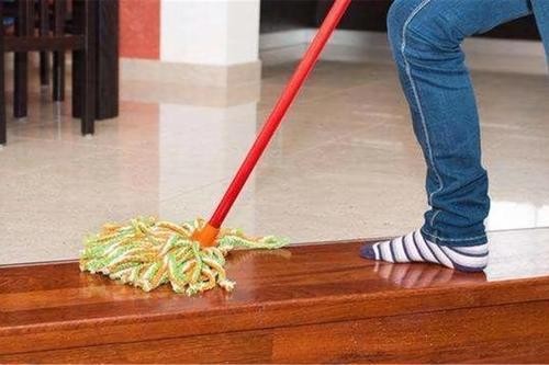保洁阿姨用什么拖地板砖不留水渍,保洁阿姨最喜欢的拖地方法