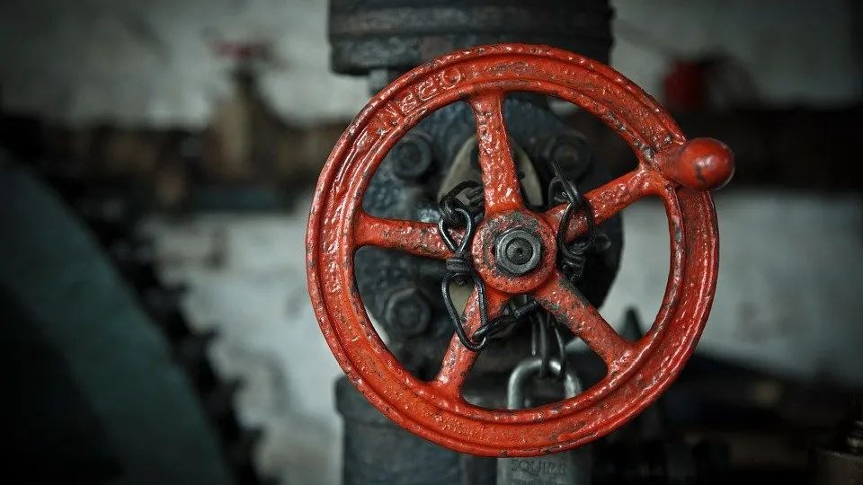 房屋漏水是起诉物业还是开发商,房屋漏水是物业责任还是开发商