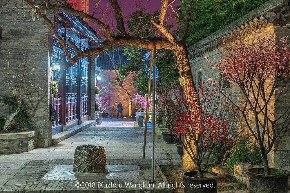 徐州市中心处竟隐藏着一片梅花林，时尚又古香的街区被映成粉色