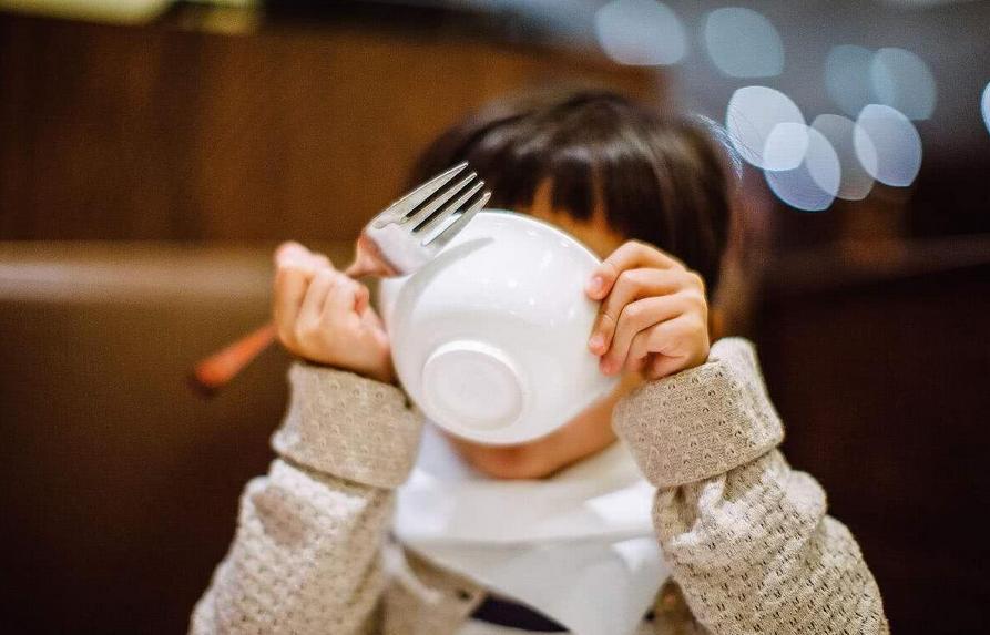 孩子不爱吃饭该咋办？父母学会“装”很重要，从根子上解决问题